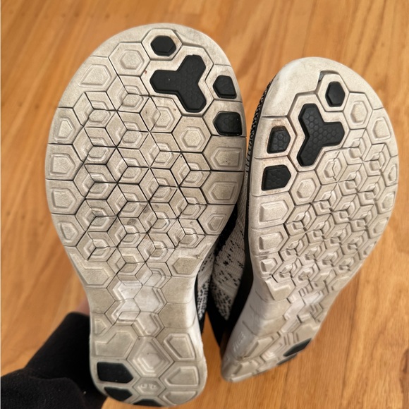 Nike Free 4.0 running shoes in Black and White - Picture 6 of 7